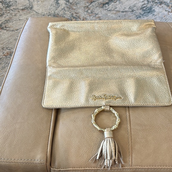 Lily Pultzer Dongguan 2018 shiny gold clutch with fancy closure - Picture 6 of 7